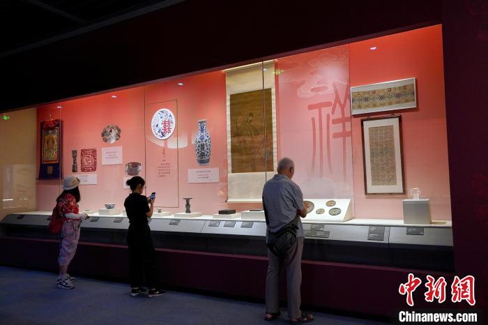 “四川各民族文物上的吉祥图案”特展吸引观众观展