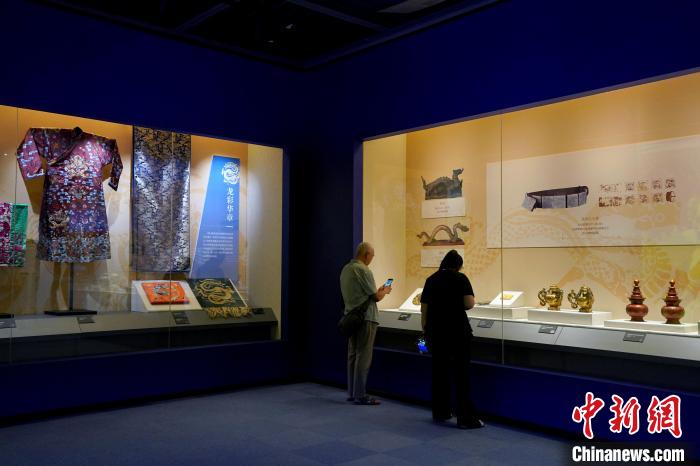 “四川各民族文物上的吉祥图案”特展吸引观众观展