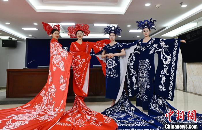 甘肃庆阳香包链百业 绣娘“带着娃绣着花挣着钱”