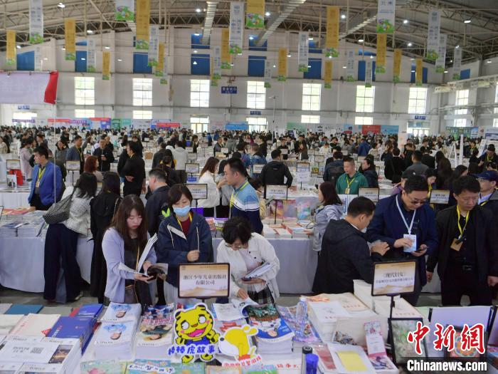 第二届东北书博会长春开幕 展销图书超40万种