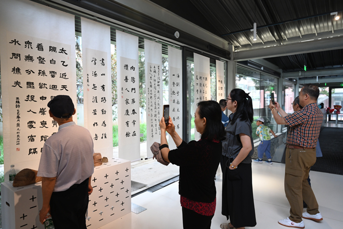 书法美术进校园 北京十一学校举办萧元书法展
