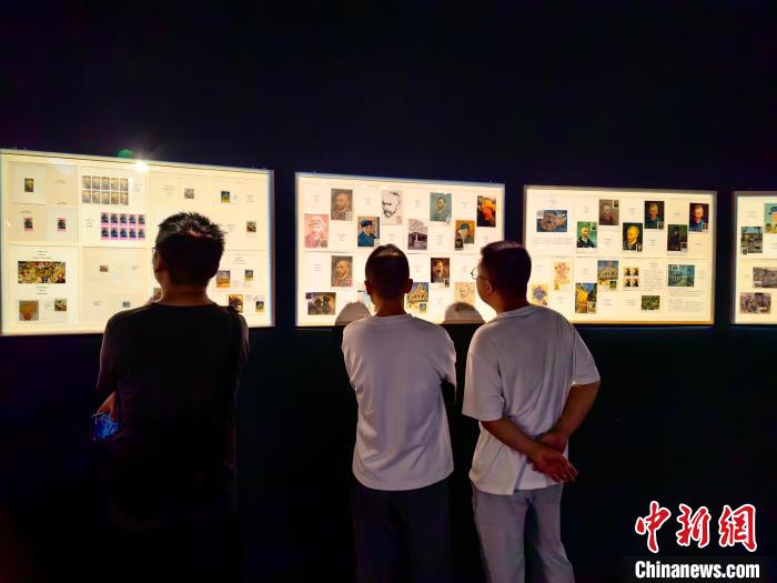集邮家在沪展出珍藏精品 呈现邮票与印象派大师名画相融的魅力