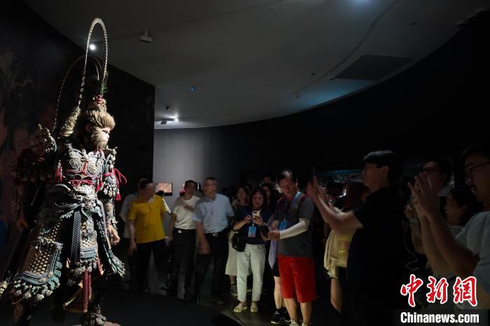 浙江杭州：台胞参观《黑神话：悟空》艺术展
