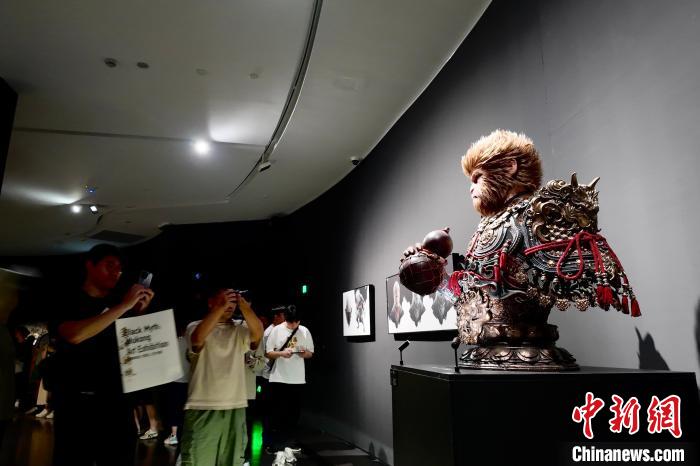 浙江杭州：台胞参观《黑神话：悟空》艺术展