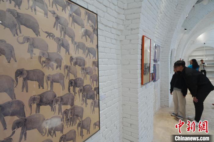 云南青年画家12年专注描绘大象的“人间烟火”