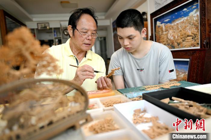 （八闽千姿）“刀”耕不辍 福州古稀匠人传承软木画