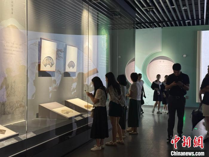 76件明清扇面山水珍品在广西南宁展出 游客纷至沓来