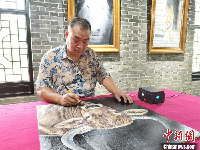 江西安福：火笔生万象 烙画传千年