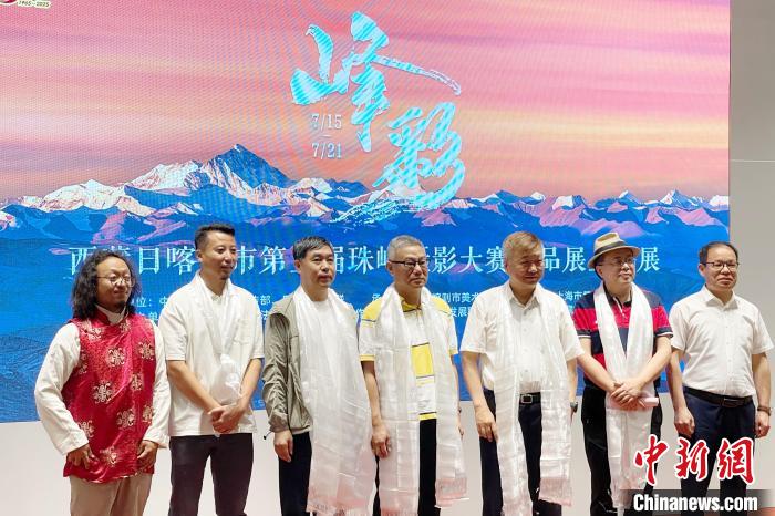“峰·彩”珠峰摄影展亮相上海 60幅作品礼赞西藏自治区成立60周年
