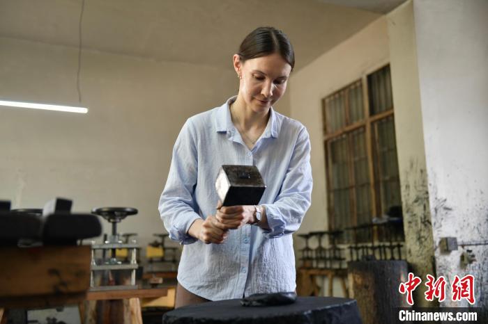 留学生在旌德变身“制墨学徒” 助千年徽墨香飘海外