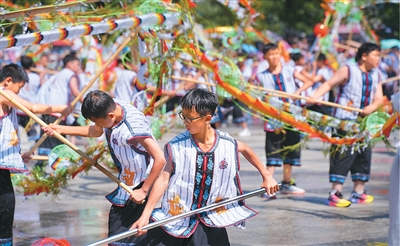 贵州平塘：盛夏水龙“舞”出新活力