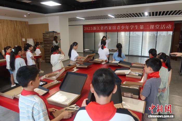 浙江青少年化身“档案医生” 指尖“复活”历史记忆