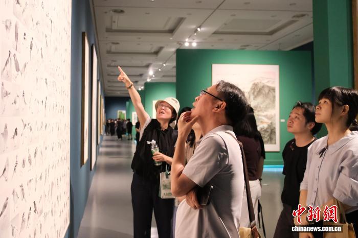 “大地长歌”艺术展在浙开幕 以艺术之笔勾勒“两山”画卷