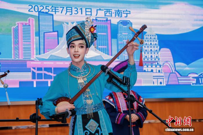 用天琴架设世界舞台的“95后”演奏家
