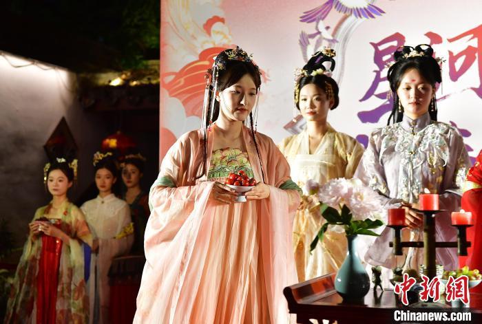 七夕乞巧的N种打开方式：什么是“投针验巧”？