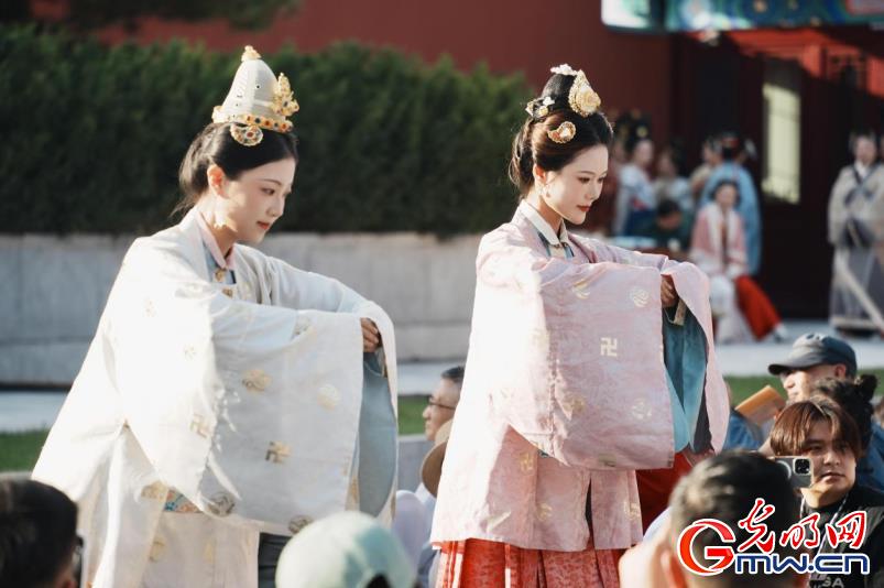 【网络中国节】组图｜带你领略华服变迁与中秋古礼的东方魅力
