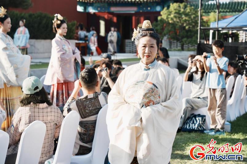 【网络中国节】组图｜带你领略华服变迁与中秋古礼的东方魅力