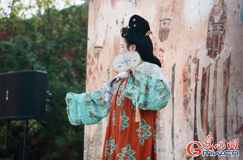 【网络中国节】组图｜带你领略华服变迁与中秋古礼的东方魅力