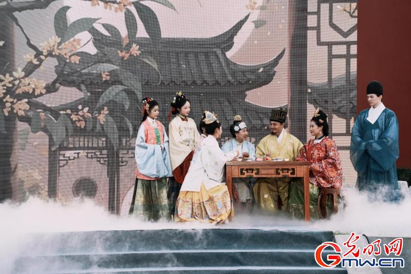 【网络中国节】组图｜带你领略华服变迁与中秋古礼的东方魅力