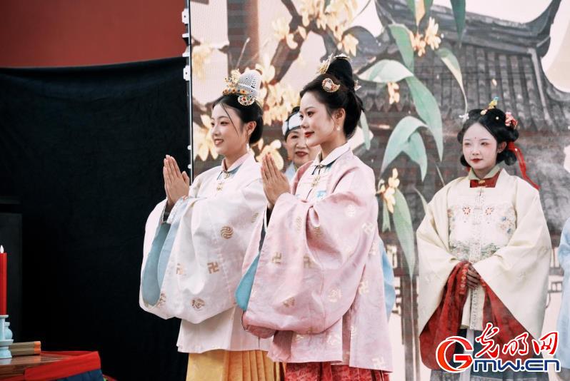 【网络中国节】组图｜带你领略华服变迁与中秋古礼的东方魅力