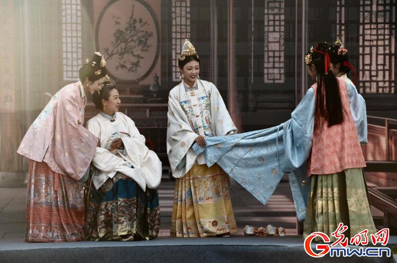 【网络中国节】组图｜带你领略华服变迁与中秋古礼的东方魅力