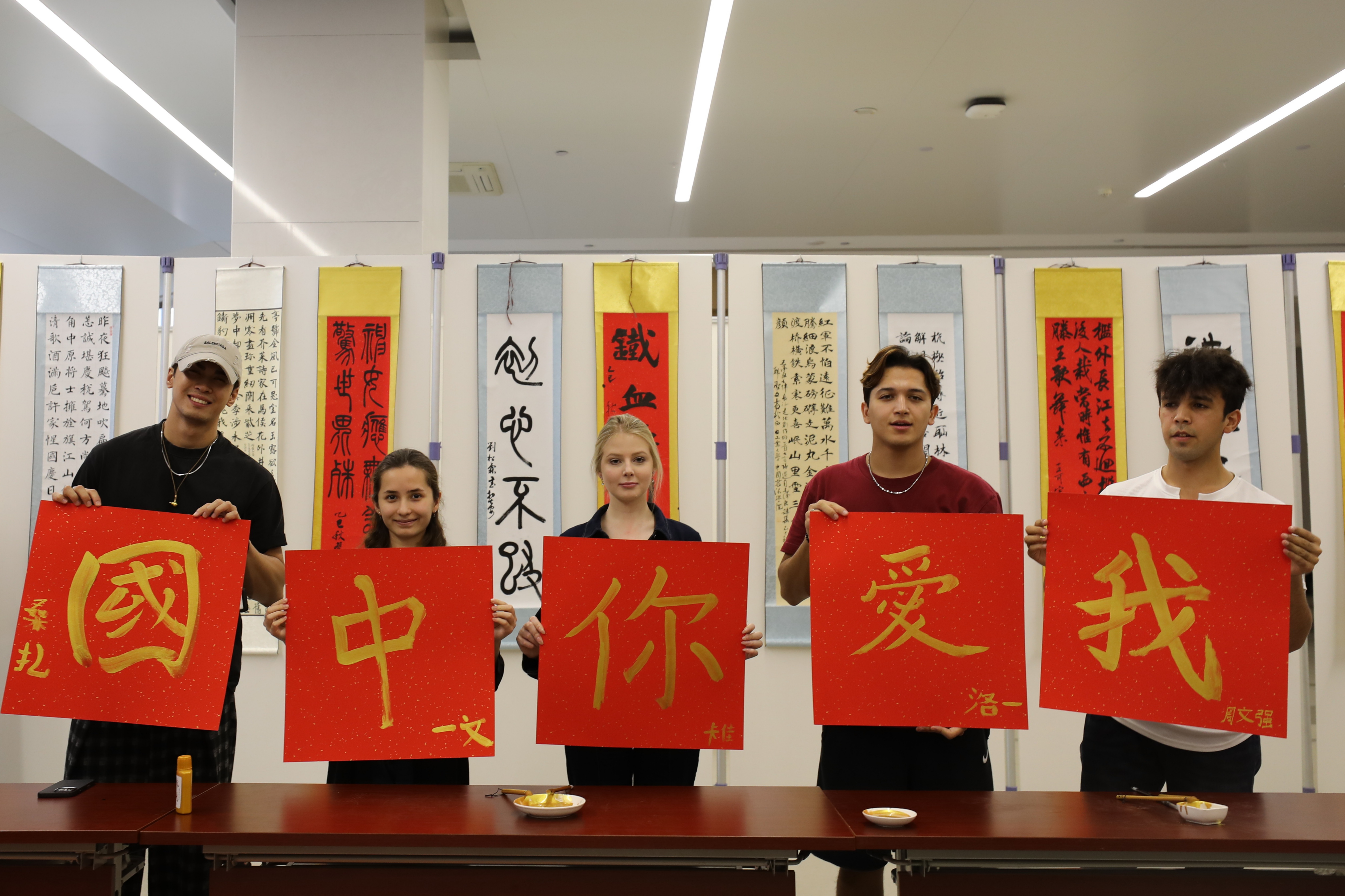 “洋学生”中国说｜丹青送祝福！多国留学生学习体验中国书法：“我爱你中国”