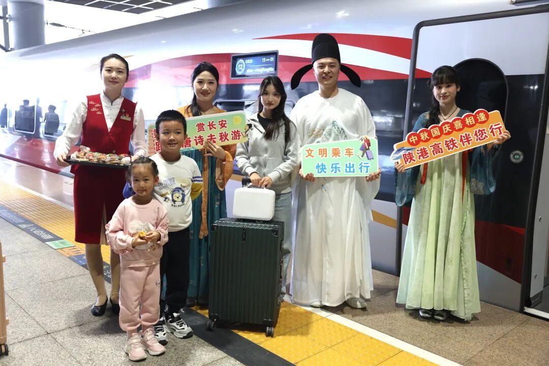 怎么回事？“唐诗少女”与“诗仙李白”同时出现在高铁站台……
