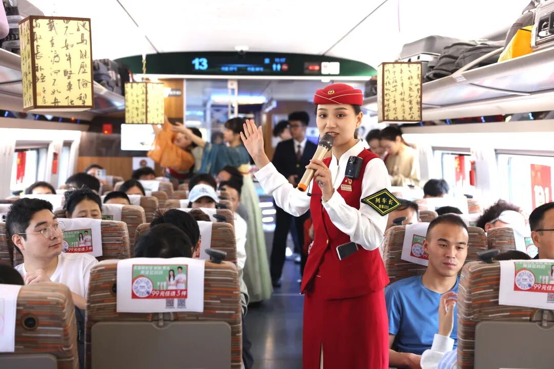 怎么回事？“唐诗少女”与“诗仙李白”同时出现在高铁站台……