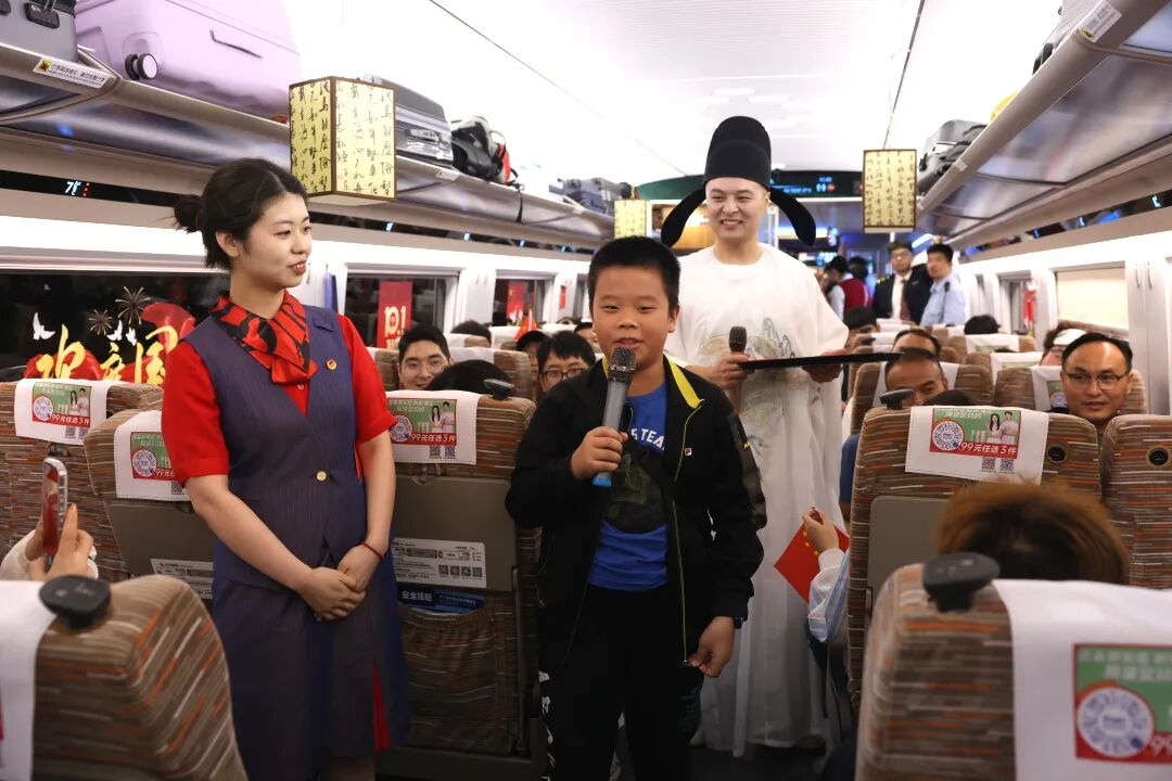 怎么回事？“唐诗少女”与“诗仙李白”同时出现在高铁站台……