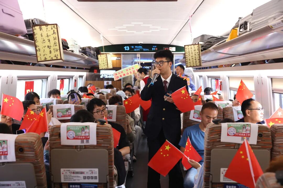 怎么回事？“唐诗少女”与“诗仙李白”同时出现在高铁站台……