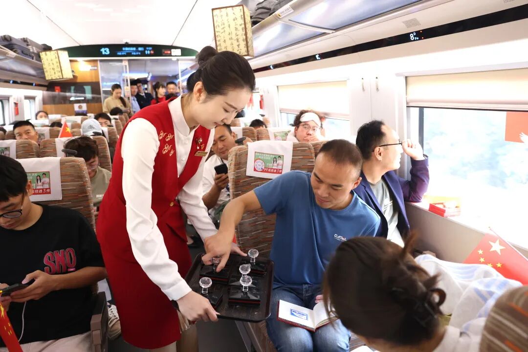 怎么回事？“唐诗少女”与“诗仙李白”同时出现在高铁站台……