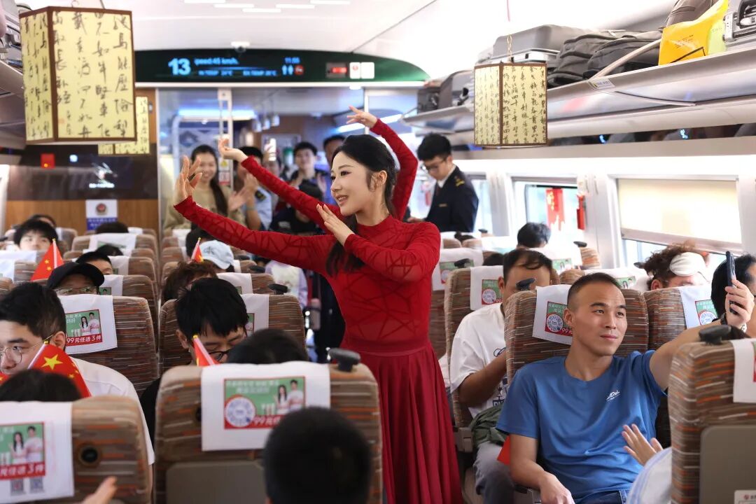怎么回事？“唐诗少女”与“诗仙李白”同时出现在高铁站台……
