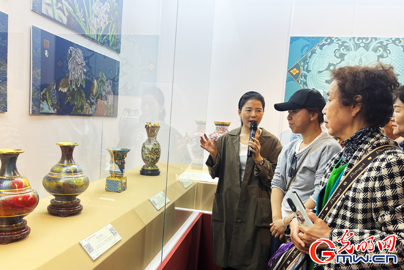 市民走进北京燕京八绝博物馆感受京津青三地文化魅力