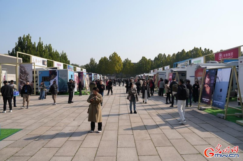 “视听燃·万象生”,这场展览氛围感拉满! “视听燃·万象生”,这场展览氛围感拉满!