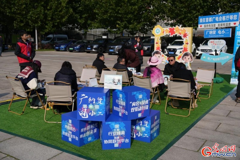 “视听燃·万象生”,这场展览氛围感拉满! “视听燃·万象生”,这场展览氛围感拉满!