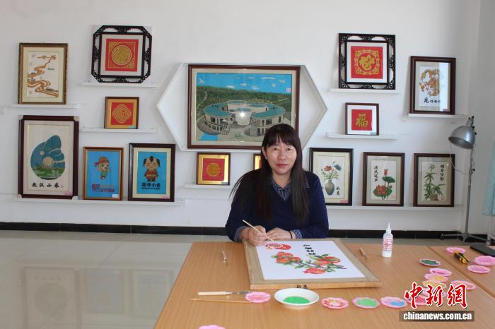 敖汉小米粒开出“艺术之花”：粟香在指尖绽放