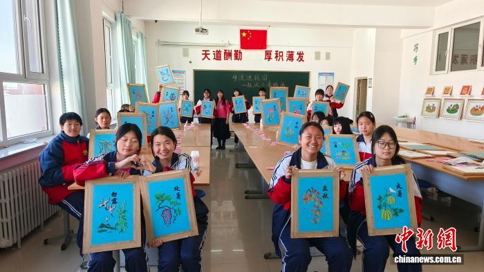 敖汉小米粒开出“艺术之花”：粟香在指尖绽放