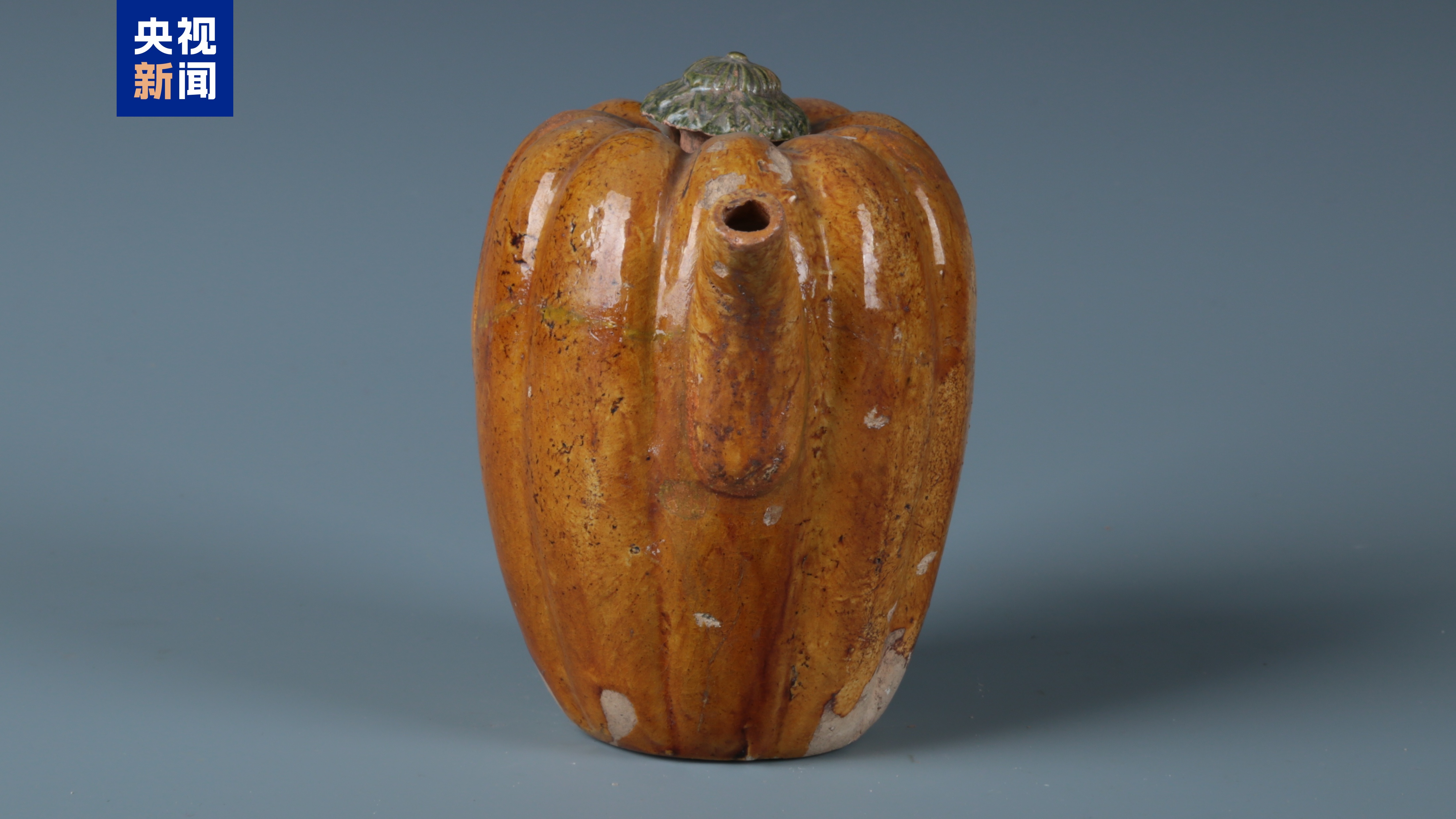 文博日历丨“金三彩”也出彩,不信你看这个壶