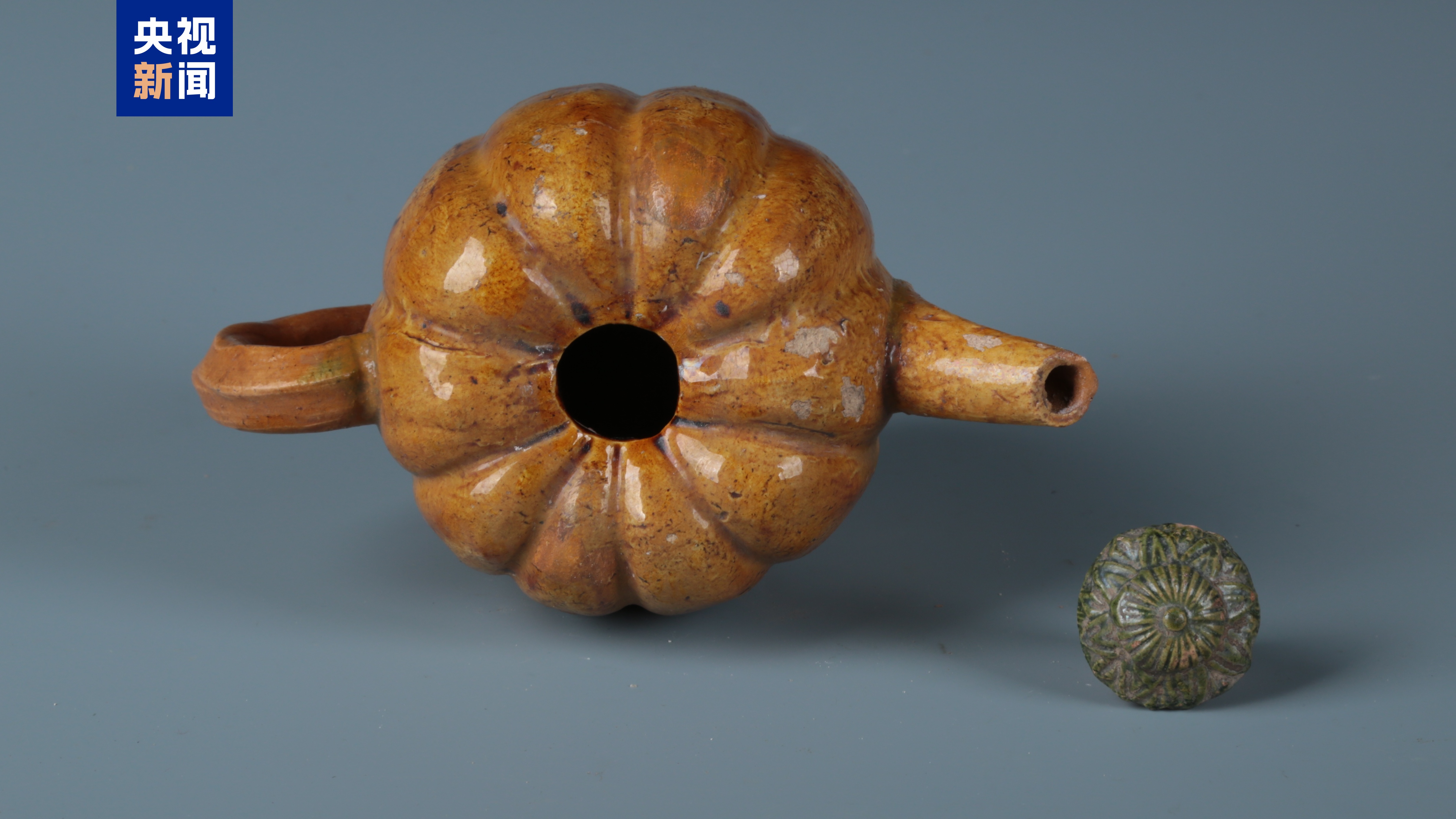 文博日历丨“金三彩”也出彩,不信你看这个壶