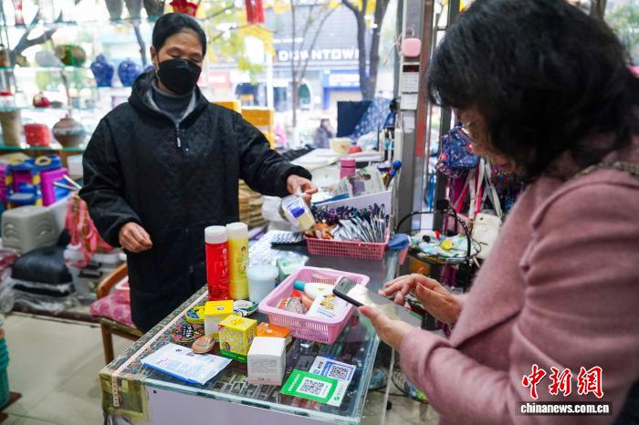 (文化中国行)老牌国货“回潮”:怀旧风“吹”起消费新风尚