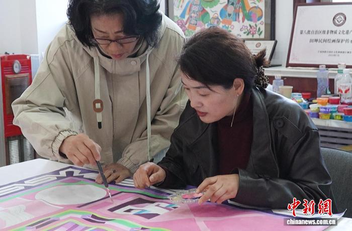 宁夏炕围画“脱胎换骨” 民间艺术借文创走向世界