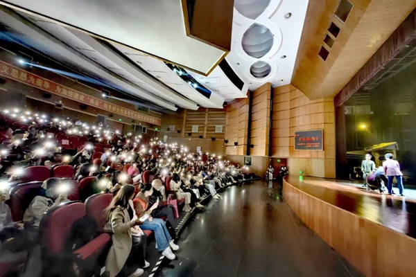 话剧《马走日》全国巡演 把红色传承演进观众心里 话剧《马走日》全国巡演 把红色传承演进观众心里