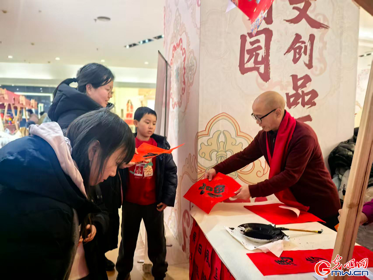 【新春走基层】北京海淀：笔墨传情添年味 师生携手送祥福