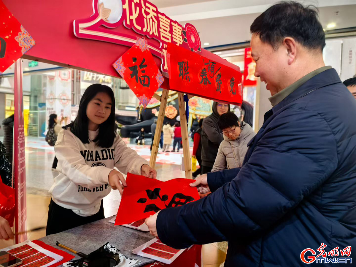 【新春走基层】北京海淀：笔墨传情添年味 师生携手送祥福