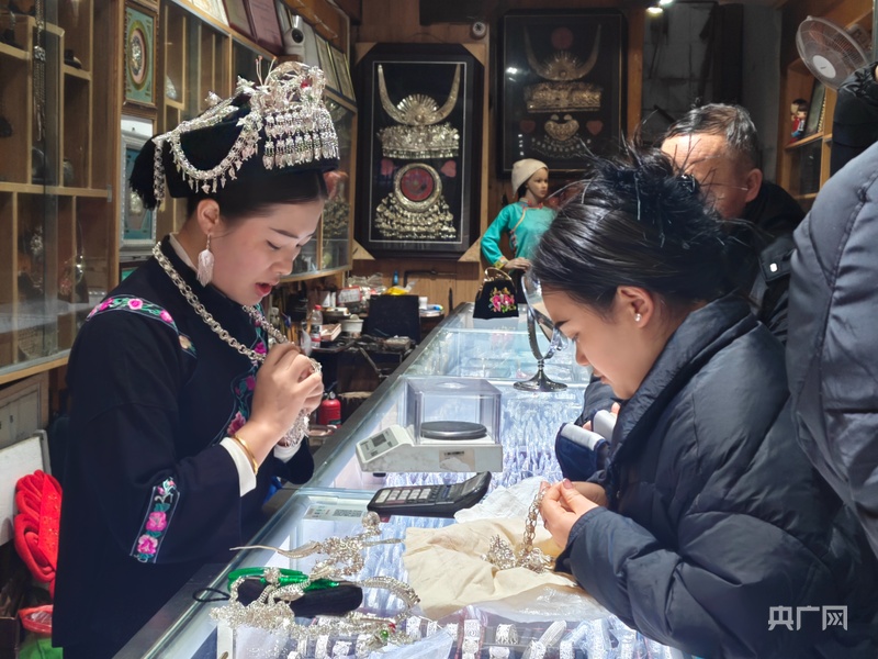 2026大市场看中国年|非遗焕彩“活”起来 古街欢腾中国年