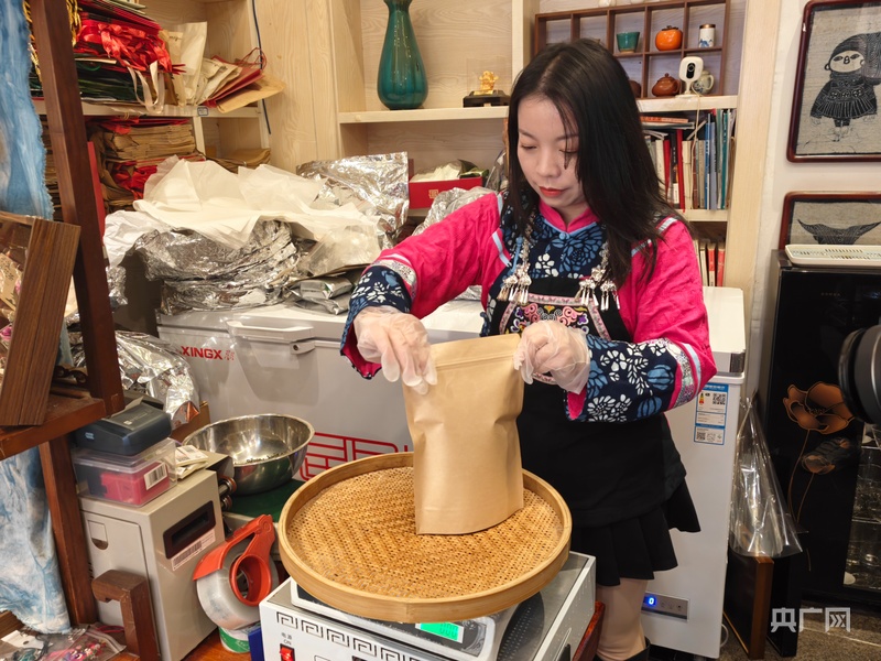 2026大市场看中国年|非遗焕彩“活”起来 古街欢腾中国年