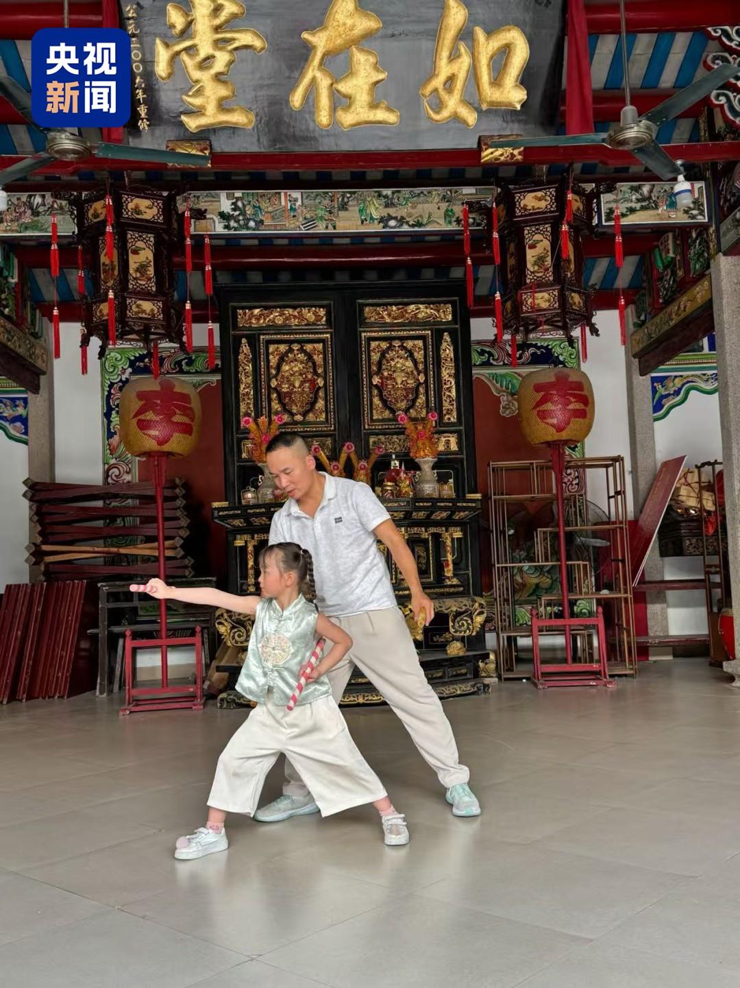 火爆全网的英歌小女孩,亮相香港!