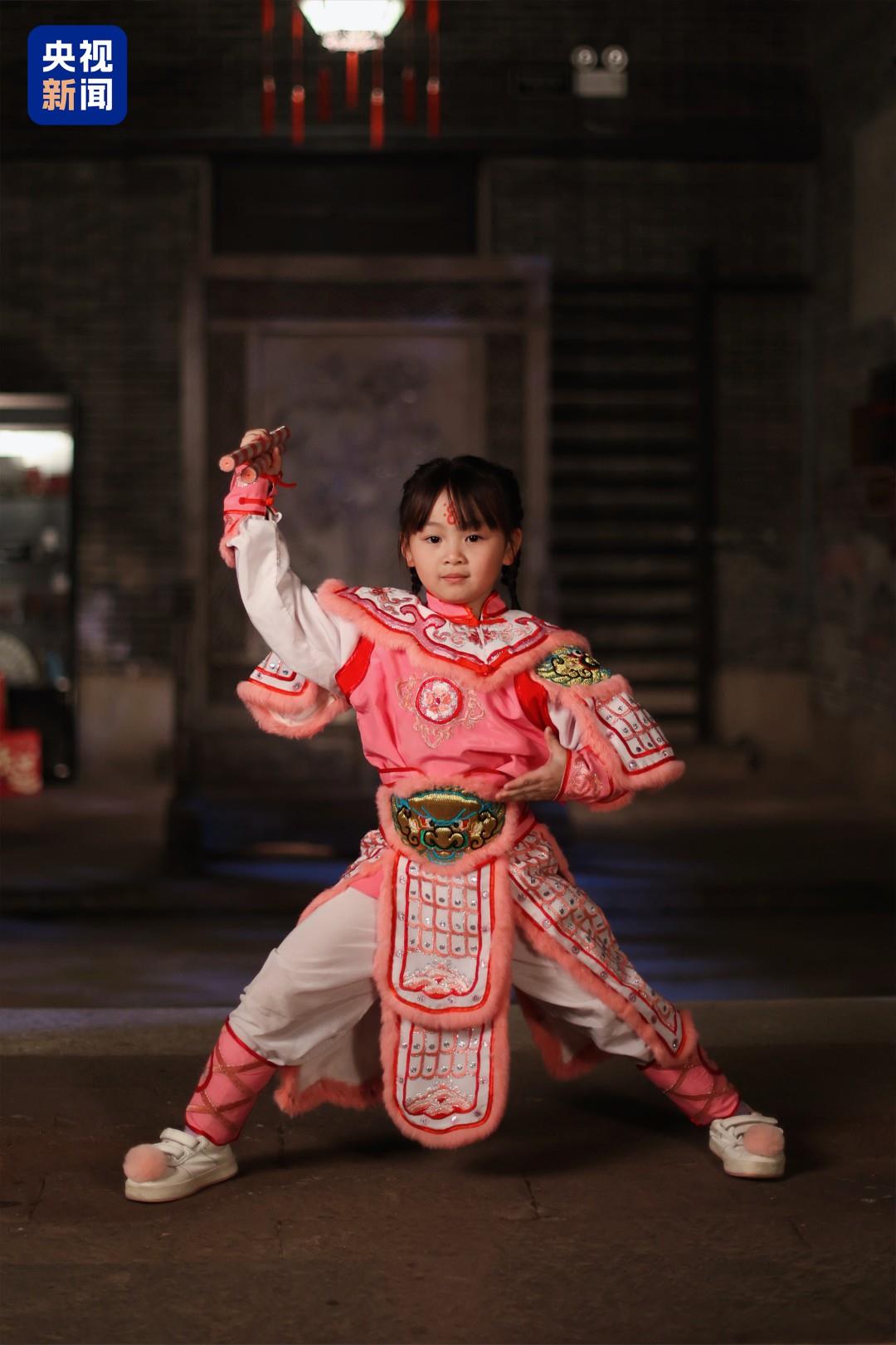 火爆全网的英歌小女孩,亮相香港!