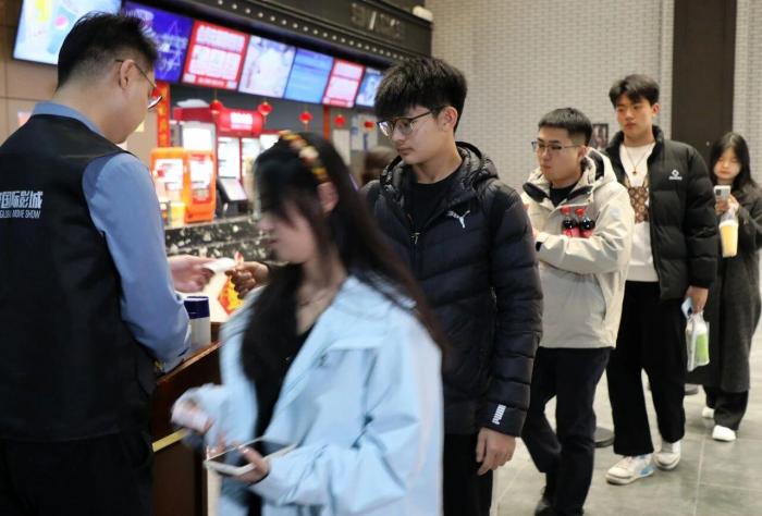 435万场,春节档观影场次创纪录,票价更惠民!