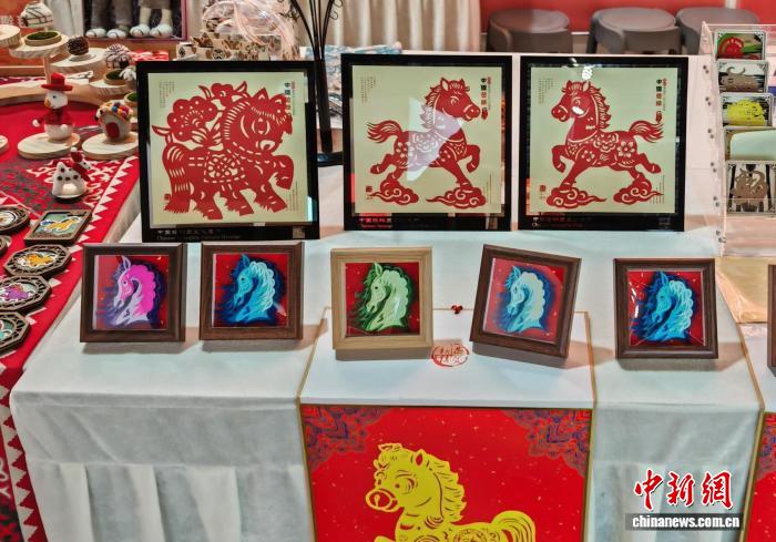 (新春见闻)新疆匠人巧手迎马年 非遗体验项目受追捧 (新春见闻)新疆匠人巧手迎马年 非遗体验项目受追捧